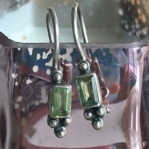 🌺 Tiny peridot earrings